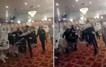 Düğün salonunda tekme tokat birbirlerine girdiler