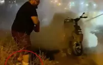 Bacağındaki Alçıya Rağmen Motosiklet Yangınını Söndürmeye Çalıştı