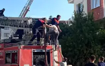 Burdur'da Apartman Çatısında Yangın Çıktı: Mahsur Kalan İşçi Kurtarıldı