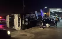 Otomobil ile Çarpışan Servis Minibüsü Devrildi: Bir Yaralı