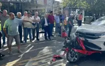 İki otomobilin arasında kağıt gibi ezildi! Motosiklet üzerindeki 2 kişi ölümden döndü