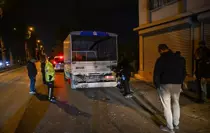 Adana'da kamyonete ve iş yerinin duvarına çarpan otomobildeki çocuk öldü