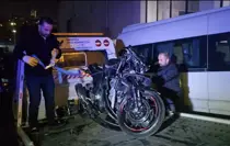 Ataşehir'de Yolcu Servisine Arkadan Çarpan Motosiklet Kazası