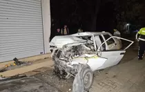 Çocuk sürücünün kullandığı otomobil, kamyonetle çarpıştıktan sonra evin duvarına vurdu: 1 ölü, 1 yaralı