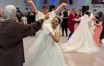 Down sendromlu 7 genç kız, temsili düğünde gelinlik giydi