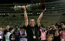 Filipe Luis, bir yılda tam beş kupa kazandı