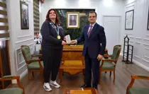 Kaymakam Güldoğan'dan şampiyon judocu Öztürk'e plaket