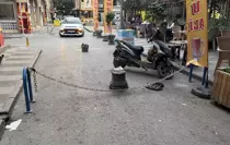 Mersin'de üstünden atlamaya çalıştığı zincir bariyerlere bisikleti takılan sürücü yaralandı