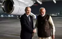 Putin 4 yıl sonra Hindistan'da: Binlerce kişi uçağını takip etti