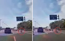 Yüreklerin ağızlara geldiği an! Küçük çocuk emekleyerek otobana çıktı