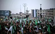 Suriyeliler Esad rejiminin devrilmesinin 1'inci yıl dönümünü Emevi Meydanı'nda kutladı