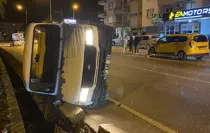 Antalya'da taksi ile kamyonetin karıştığı kazada 2 kişi yaralandı