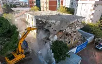 İBB, kentsel dönüşüme giren Maltepe'deki Kurtuluş Apartmanı'nda yıkım yaptı