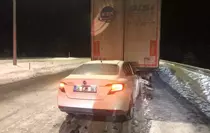 Kars'ta tıra çarpan otomobilin sürücüsü yaralandı