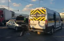 Balıkesir'de öğrenci servisi ile otomobil çarpıştı: 7 yaralı