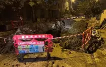 İstanbul'da yol çöktü! Bir işçi göçük altında kaldı