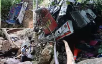 Mezuniyet dönüşü katliam gibi kaza! 17 kişi hayatını kaybetti