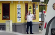 Taksi durağında kendisini tabanca ve bıçakla yaraladı