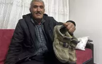 Çamurlu ayakkabısını çıkarıp, çorapla markette alışveriş yaptı