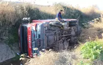 Manisa'da itfaiye aracının devrilmesi sonucu itfaiye eri yaralandı