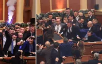Arnavutluk Meclisi'nde görülmemiş kaos! Meşale yakıp birbirlerine girdiler