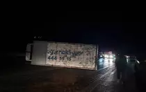 Bursa'da devrilen kamyonun şoförü yaralandı