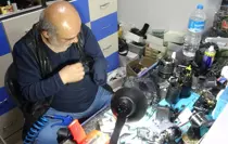 Dükkanında 41 yıldır biriktirdiği fotoğraf makinelerini sergiliyor