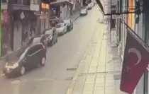 Otomobil ile çarpışan motosikletin sürücüsü yaralandı; kaza anı kamerada