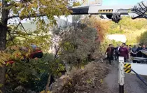 Patlayan su borusu yolda göçüğe neden oldu; taşan su ise otomobili bahçeye sürükledi