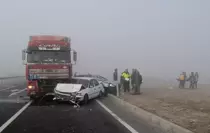 TIR, kırmızı ışıkta duran 4 araca çarptı