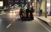 Beşiktaş'ta Patenli Gençler Taksinin Arkasına Tutunarak Tehlikeli Yolculuk Yaptı