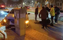 Bursa'da otomobil trafik levhalarına çarptı: 1 yaralı