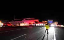 Erzurum'da yat yüklü tır karayolunu kapattı: Karşılarında yatı görenler şaşırdı