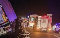 Mardin'de bariyerlere çarpan tırın sürücüsü yaralandı