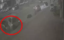 Otomobilin park halindeki hafif ticari araca çarptığı kaza kamerada