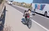 Otoyolda motosikletini, üzerine yüzüstü yatarak kullanan sürücüye 63 bin TL ceza