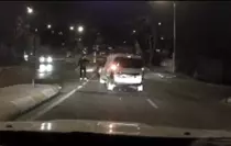 Pendik'te otomobile çarpan hafif ticari aracın sürücüsü kaçtı; kaza kamerada