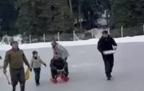 Donan göletin yüzeyindeki buzu motorlu testere ile kesti