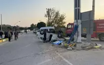 İzmir'de devrilen otomobildeki 2 kişi yaralandı