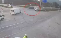 Kırmızı ışıkta bekleyen otomobile arkadan gelen otomobil çarptı; kaza kamerada