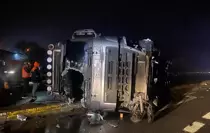 Konya'da otomobile çarpan tırın devrildiği kazada 2 sürücü yaralandı