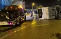 Otomobil ile çarpışan servis midibüsü devrildi; 13 yaralı