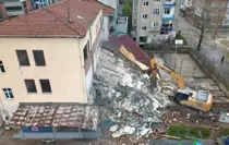 Kocaeli'de riskli olduğu tespit edilen bina yıkıldı