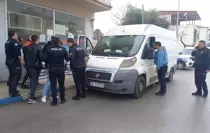 Manisa'da ''dur'' ihtarına uymayan araçta 35 düzensiz göçmen yakalandı
