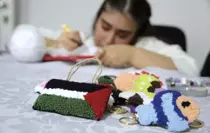 Doğuştan engelli Bengisu ''panç nakışı'' yaparak hayatına renk katıyor