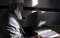 Yıllarca hafız yetiştiren 75 yaşındaki Osman hoca gençlerle yan yana ezber tazeliyor