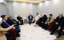 Cumhurbaşkanı Erdoğan ile MHP lideri Bahçeli, depremzede aileyi yeni yuvasında ziyaret etti