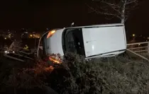 Hafif ticari araç ile otomobil çarpıştı; 3 yaralı