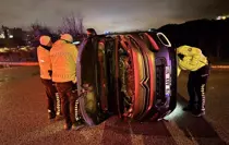 Kaldırıma çarpıp devrildi: 1 yaralı