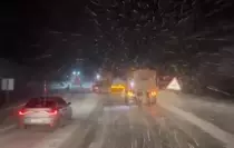 Karayolları ekipleri, geçitleri ulaşıma açık tutmak için çalışıyor